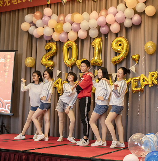 2019年亞泰光電企業(yè)年會由亞泰人自編自導(dǎo)的勁歌熱舞